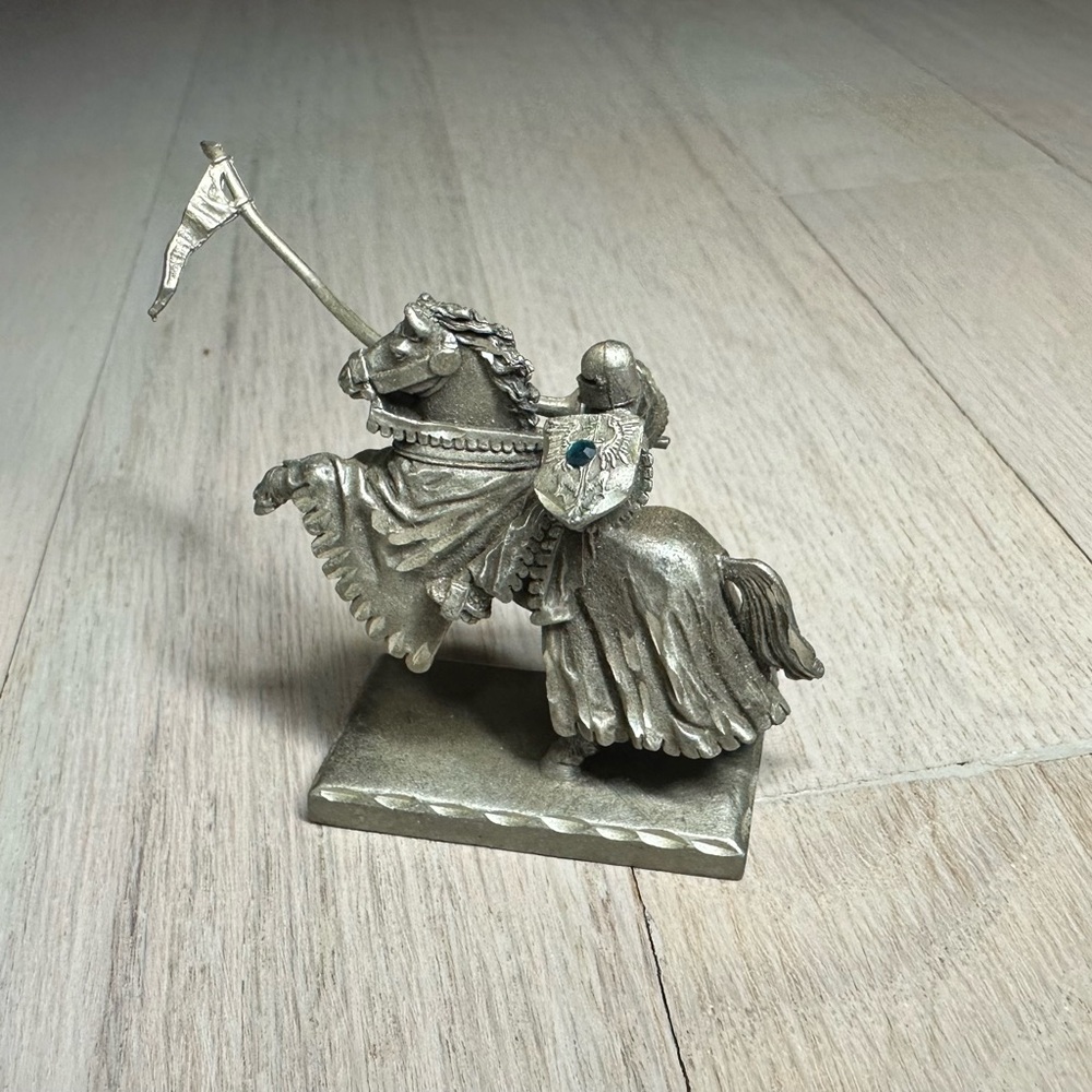 Dueling Knight on horseback with blue gemstone shield war game pewter figurine